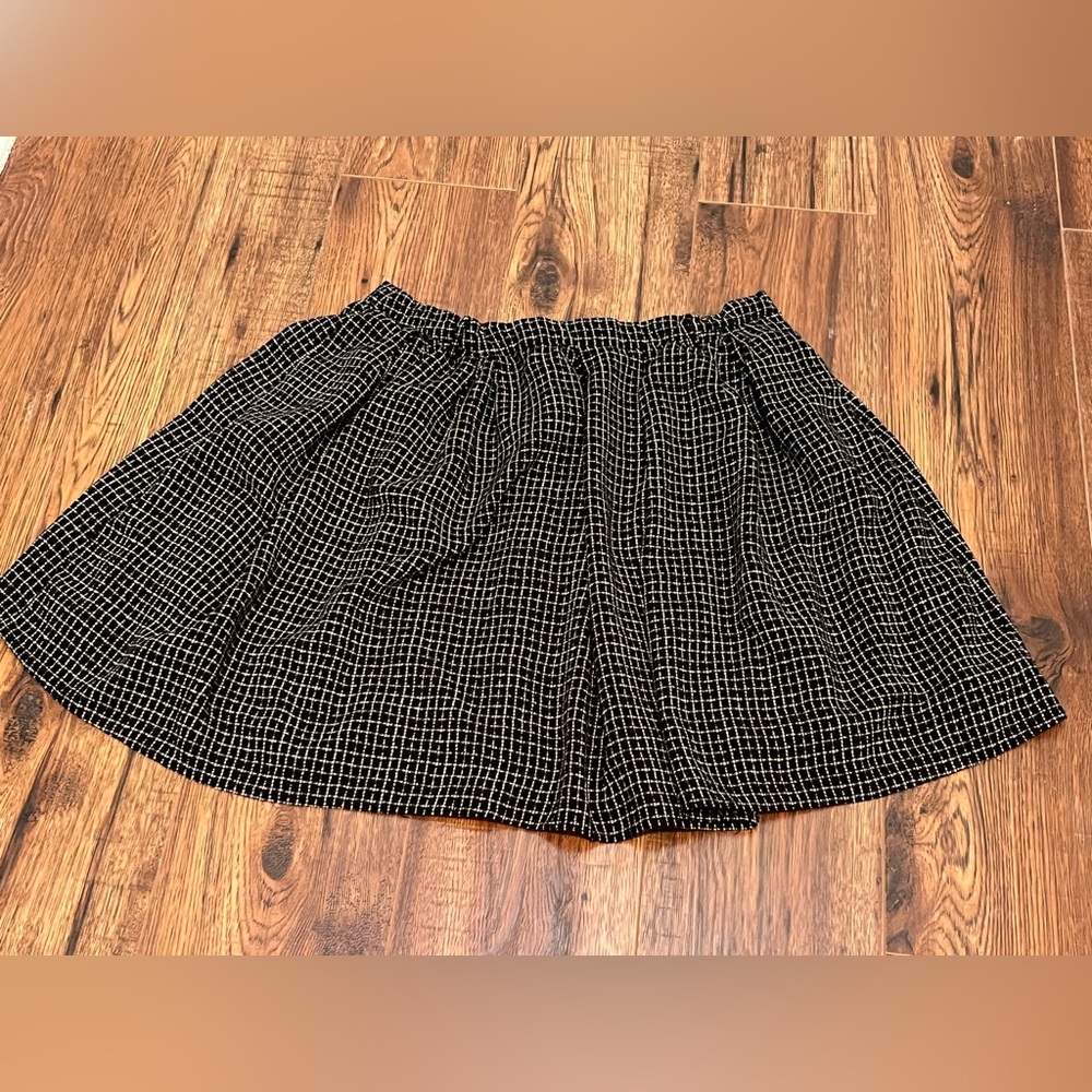 Yumi Black and White Checkered Size 8/10 lined short Skirt with pockets.